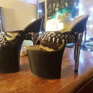 Brand new Size 4-5 army and gun stilettos